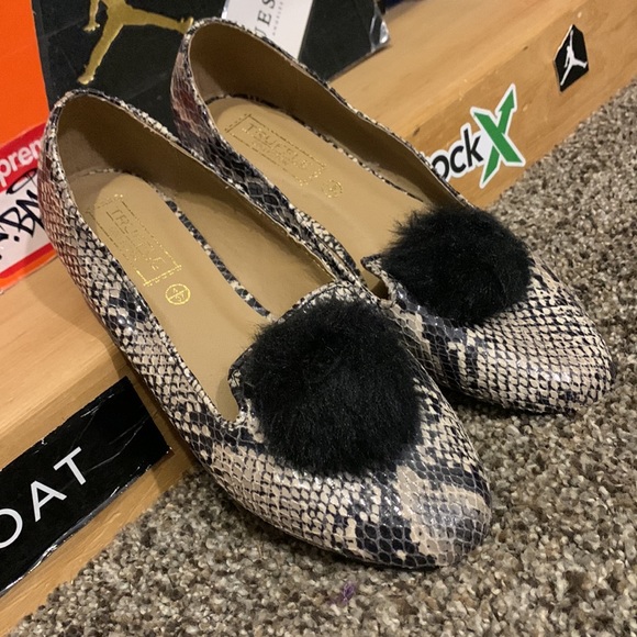 TRUFFLE Collection-juniors snakeskin print slip-on flat shoes w/pom - Picture 4 of 8